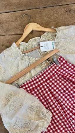 Une chemise en dentelle avec un short à carreaux rouge