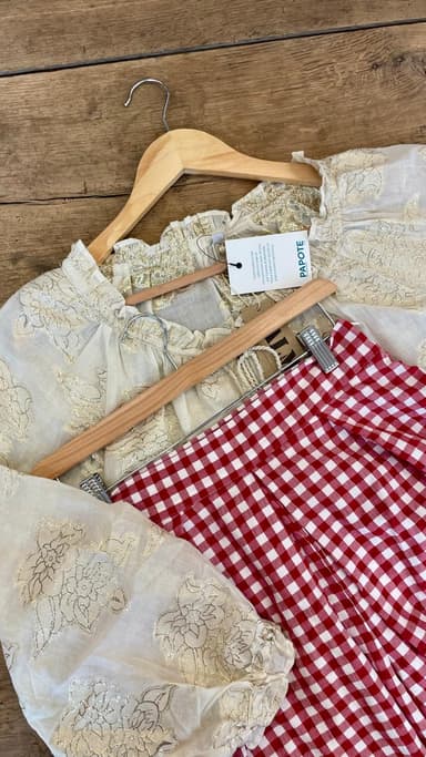 Une chemise en dentelle avec un short à carreaux rouge